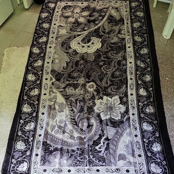 Elegant Black and White Patterned Shawl - Picture 8 of 8